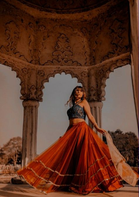 Indian Dress Photoshoot, Lehenga Photoshoot Poses Outdoor, Photo Poses In Lehenga, Lehenga Photoshoot Poses, Indian Modeling Photoshoot, Lehenga Stills, Rajasthan Photoshoot, Photoshoot Lehenga, Lehnga Photoshoot