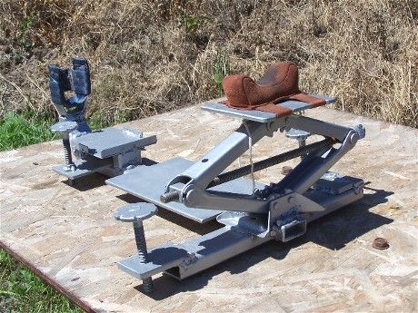 Homemade rifle rest out of screwjack Shooting Bench Plans, Shooting Table, Rest Ideas, Shooting Rest, Bench Rest, Reloading Bench, Shooting Targets, Homestead Survival, Welding Projects