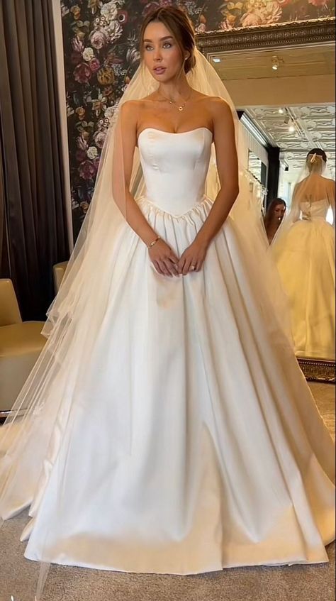 Simple Strapless Ball Gown Wedding Dress, Classic Aline Wedding Dress, V Waist Wedding Dress, Low Waist Wedding Dress, 2025 Wedding Dresses, Classic Wedding Dress Lace, Strapless Ballgown Wedding Dress, Wedding Dresses Trendy, Off Shoulder Wedding Dresses