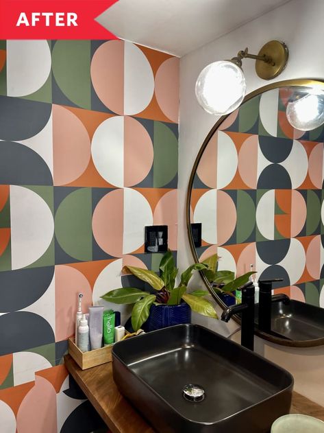 Retro Wallpaper Bathroom Ideas, Penny Tile And Wallpaper Bathroom, Retro Wallpaper Interior, Retro Wallpaper Bathroom, Retro Powder Room Ideas, Mcm Bathroom Wallpaper, Small Bathroom Wallpaper Ideas Modern, Retro Bathroom Wallpaper, Mid Century Modern Wallpaper Bathroom