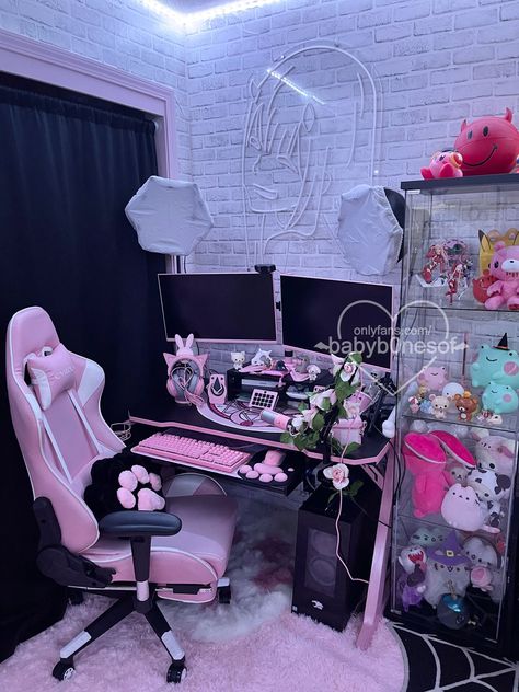 Pink And Black Gaming Setup, Black And Pink Gaming Setup, Goth Gaming Setup, Kuromi Room, Bedroom Gamer, Games Room Inspiration, Pink Games, Otaku Room, Gamer Room Decor