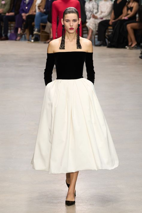 Carolina Herrera Fall 2024 Ready-to-Wear Collection | Vogue Carolina Herrera Runway, Aw24 Runway, Fall Winter Fashion Trends, Winter Fashion Trends, Dramatic Fashion, Runway Magazine, Fall Winter Fashion, Fashion Trends Winter, Gala Dresses