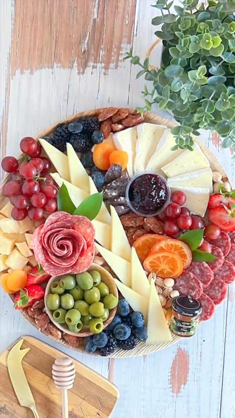 Kim Charon | Charcuterie & Things LLC on Instagram: “Favorite 80s song — go! Take on me @officialaha and Jessie’s Girl @rickspringfield are mine! #charcuterie #foodstyling #cheese” Charcuterie Picnic, Charcuterie Board Meats, Charcuterie Appetizers, Amazing Food Platters, Fruit Platter Designs, Amazing Food Decoration, Party Food Buffet, Catering Ideas Food, Charcuterie Inspiration