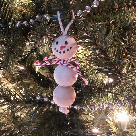 Wood Bead Snowman Ornaments | Creating Me Wood Bead Snowman, Snowman Ornament Craft, Bead Snowman, Ornaments Wood, Bead Ornaments, Ornament Craft, Wooden Snowman, Diy Christmas Tree Ornaments, Homemade Ornaments