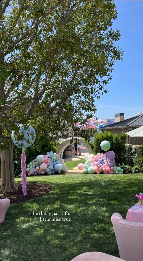 Design Cakes Birthday, Mansion Backyard, Khloe Kardashian Kids, Pastel Decorations, Khloe Kardashian House, Party In The Garden, Khloe Kardashian Tristan Thompson, Kardashian House, True Thompson