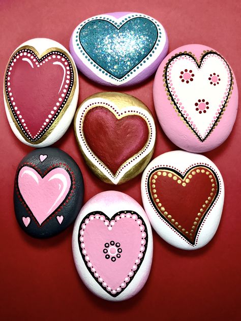 Valentine Stone Painting, Rock Painting Ideas For Valentines Day, Heart Rock Art, Heart Shaped Rock Painting Ideas, Valentines Day Painted Rocks, Heart Rock Painting Ideas, Heart Rock Painting, Love Stones, Heart Rocks