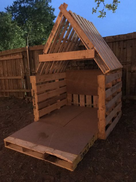 Diy Playhouse Outdoor Cheap Wood Pallets, Pallet Playhouse Diy Easy, Kids Wooden Playhouse, Kids Outdoor Spaces, Outdoor Kids Play Area, Pallet Playhouse, Play Area Backyard, Outdoor Play Spaces, Backyard Kids Play Area