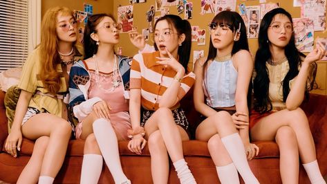 After more than a year of hiatus, Red Velvet prepares for their comeback as a complete group. Their new mini-album 'Queendom' and teaser features emotional B-side songs. #RedVelvet #RedVelvetIrene #RedVelvetSeulgi #RedVelvetWendy #RedVelvetYeri #RedVelvetJoy #Queendom Red Velvet Group Photo, Red Velvet Group, Red Velvet Photoshoot, Yeri Red Velvet, Velvet Aesthetic, Kpop Girl Bands, Red Velvet Irene, Group Photo, Iconic Photos