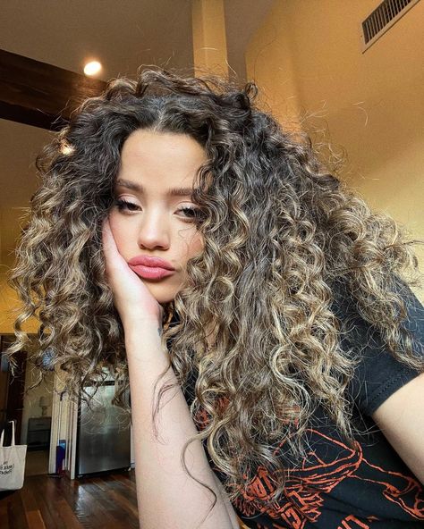 Sarah Jeffery on Instagram: “🤌radical acceptance🤌” Sarah Jeffrey, Helena Bertinelli, Descendants Dr, Sarah Jeffery, Radical Acceptance, Disney Descendants, Becky G, Royal House, American Actors