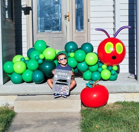 Hungry Caterpillar Balloons, Hungry Caterpillar Balloon Arch, School Balloon Garland, Back To School Balloon Garland, Caterpillar Balloons, Back To School Balloons, School Balloons, Preschool Bugs, Caterpillar Birthday