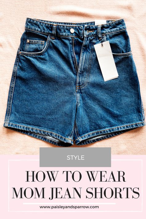 The Best Mom Jean Shorts and How to Wear Them - Paisley & Sparrow Mom Jean Shorts Outfit, Trendy Dinner Outfits, Holiday Outfits For Teens, Best Mom Jeans, Diy Jean Shorts, Cute Mom Jeans, Jean Shorts Outfit, Outfits With Jeans, Long Denim Shorts