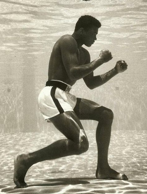 "I hated every minute of training, but I said, 'Don't quit. Suffer now and live the rest of your life as a champion." —Muhammad Ali Muhammad Ali Underwater, Daglig Motivation, Muhammad Ali Boxing, Muhammad Ali Quotes, Laila Ali, I Know The Truth, Mohamed Ali, Muhammed Ali, Mohammed Ali