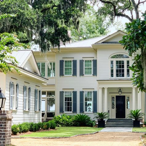 The Homes of Sea Island & Palmetto Bluff | The Potted Boxwood Coastal Homes Exteriors, Palmetto Bluff Homes, Coastal Home Exterior, Potted Boxwood, Southern Elegance, Homes Exterior, Palmetto Bluff, Sea Island, Traditional Architecture