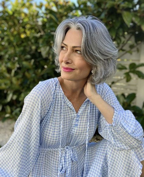 Grey Hair Haircut, Mode Over 50, Grey Hair Transformation, Grey Curly Hair, Medium Hair Styles For Women, Grey Hair Inspiration, Beautiful Gray Hair, Hairstyles For Women Over 50, Medium Curly Hair Styles