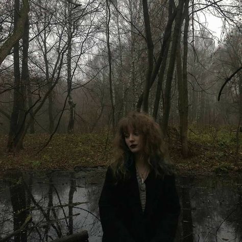 Autumnal Wood Artist, Grunge Fall Photoshoot, Halloween Senior Pictures, Autumn Aesthetic Gilmore, Dark Academia Girl, Grunge Photoshoot, Fall Senior Pictures, Aesthetic Autumn, Winter Photo