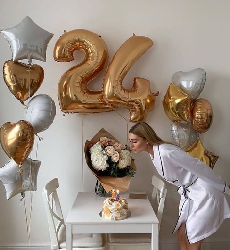 Layers At Home, Hair In Layers, 17 Doğum Günü, Portret Feminin, Surprise Birthday Decorations, Birthday Goals, Simple Birthday Decorations, Cute Birthday Pictures, 21st Birthday Photoshoot