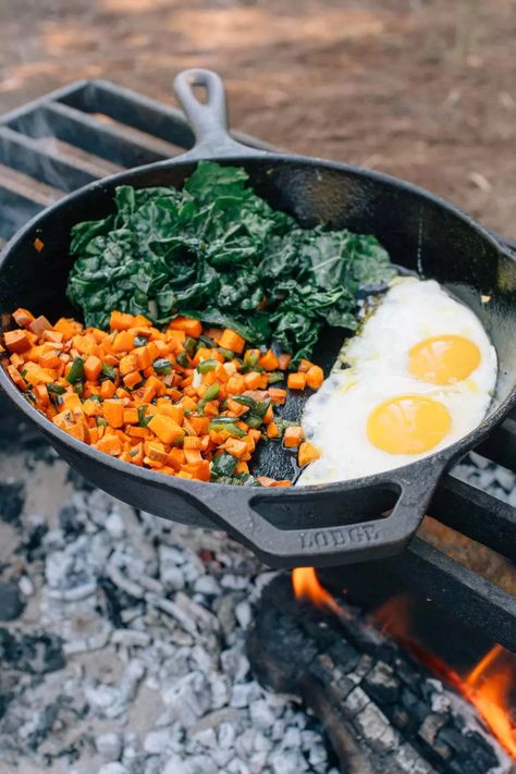 Hammock Backpacking, Camping Breakfast Ideas, Spicy Breakfast, Skillet Breakfast, Breakfast Skillet Recipes, Camping Winter, Camping Foods, Campfire Desserts, Best Camping Meals