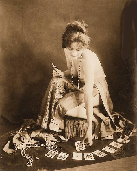 PHOTO - FOR ARCADE CARD - EXHIBIT SUPPLY COMPANY - WOMAN SITTING IN GYPSY-LIKE OUTFIT WITH CARDS SPREAD ON FLOOR - SEPIA - 1920s Vintage Fortune Teller, Cirque Vintage, Fortune Telling, Fortune Teller, Vintage Circus, Witchy Woman, Tarot Readers, Photo Vintage, Mesopotamia