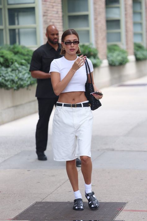 White Bermuda Shorts Outfit, Bermuda Shorts Outfit Street Styles, 2023 Hailey Bieber, Bermuda Shorts Outfit, Tribeca New York, Shorts Outfit, Hailey Baldwin, Celebrity Street Style, Street Outfit