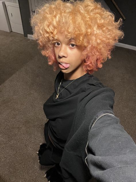 Pink Peekaboo, Dyed Curly Hair, Pink Blonde Hair, Beautiful Black Hair, Dyed Blonde Hair, Blonde Curly Hair, Dyed Hair Inspiration, Colored Curly Hair, Dyed Natural Hair