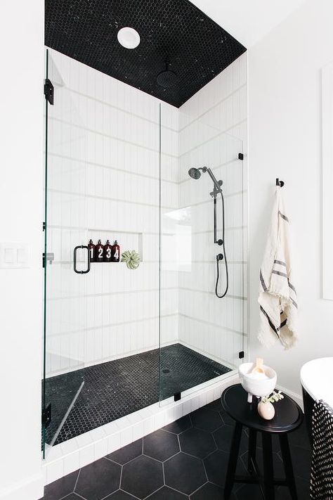 White Shower Tile, Condo Bathroom, Walk In Shower Designs, Turkish Tiles, Black And White Tiles, Bathroom Shower Tile, Bathroom Remodel Shower, Bathroom Redo, Bathroom Pictures