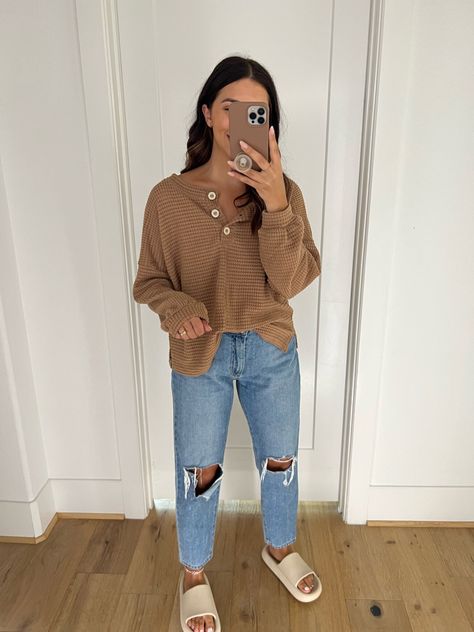 Stylish Jeans Outfit, Street Style 2023, Outfit Ideas 2024, Jeans Outfit Spring, Dresses Wedding Guest, Mom Jeans Outfit, Cute Modest Outfits, Style 2023, Fall Outfit Ideas