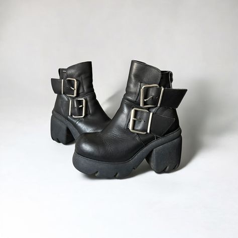 🖤 Vintage Destroy 90s Platform Boots Size 37EU 𝗦𝗢𝗟𝗘 : 23cm 𝗜𝗡𝗦𝗢𝗟𝗘 : 23cm 𝗣𝗟𝗔𝗧𝗙𝗢𝗥𝗠 𝗛𝗘𝗜𝗚𝗛𝗧: 3 to 9.5cm 𝐂𝐎𝐍𝐃𝐈𝐓𝐈𝐎𝐍 : 𝐆𝐑𝐄𝐀𝐓 ▫️170€ + shipping Vintage 90s platform boots by the brand ‘Destroy’. With a chunky platform sole. The quality of these boots is amazing. Thick leather. You can adjust them better with the buckles. They say they will last a lifetime. It’s a preloved pair with a few little marks, all seen on photos but they’re in a good vintage condition. - more on depop, link in bio. Platform Shoes Aesthetic, 90s Platform Boots, Platform Chunky Boots, Chunky Platform, Chunky Boots, Platform Boots, Platform Shoes, Vintage 90s, Link In Bio