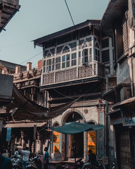 #heritage #vintage #old #aesthetic #photography Ahmedabad Old City Photography, Ahmedabad Street Photography, Old Ahmedabad City, Ahmedabad City Photography, Ahmedabad Aesthetic, Location Aesthetic, Ahmedabad City, Heritage Photography, Night Street Photography