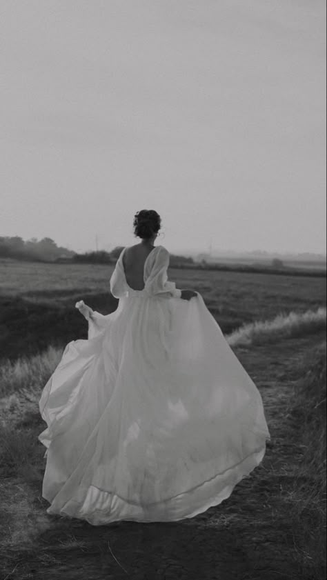 Wedding photography ideas on the field #weddingphotographer #weddingphoto #weddingideas #weddinginspiration #bride #weddingdress #weddinghair Field Wedding Photos, Outdoor Wedding Photo Ideas, Wedding Dress Photography, Field Wedding, Wedding Dress Flowy, Outdoor Wedding Photos, Wedding Photography Styles, Bridal Photoshoot, Wedding Photo Inspo