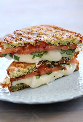 tomato basil mozzarella panini - yum!!! Tomato Basil Panini, Mozzarella Tomato Basil, Caprese Panini, Sandwich Vegetarian, Mozzarella Tomato, Grilled Sandwiches, Main Course Recipes, Chapati, Soup And Sandwich