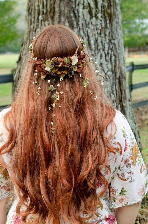 Woodland Wedding Hairstyles, Flower Crown Wedding Brown Hair, Autumn Wedding Hair Wreath, Fern Crown, Red Flower Crown Wedding, Flower Crown Wedding Hair, Woodland Fairy Crown, Woodland Flower Crown, Fairy Flower Crown