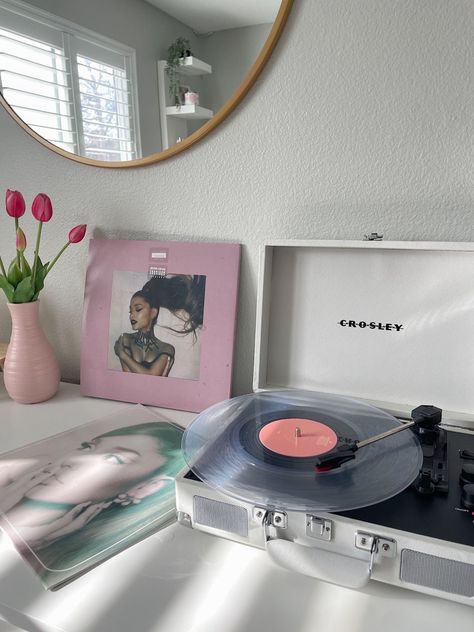 Vinly Recorder Aesthetic, Vinyl Set Up Aesthetic, Vinyle Aesthetic, Arianator Aesthetic, Aesthetic Record Player, Vinyls Aesthetic, Vinyl Records Aesthetic, Record Player Aesthetic, Records Aesthetic