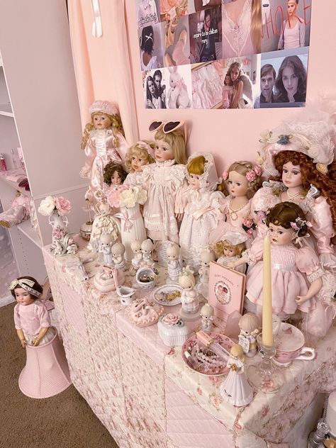 Porcelain Doll Display, Doll Room Aesthetic, Vintage Porcelain Dolls, Doll Room, Antique Porcelain Dolls, Doll Plushies, Doll Aesthetic, Princess Room, Victorian Dolls