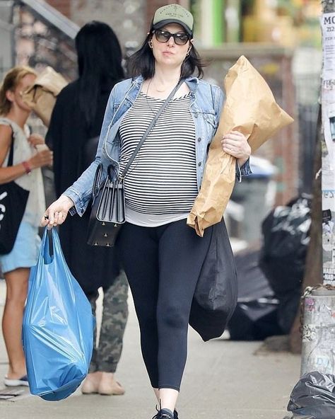 Out & about in NY 23/6/2017 Donna Pinciotti, Alex Vause, Alex And Piper, Laura Prepon, Orange Is The New Black, Shopping Trip, New Black, American Actress, Street Style