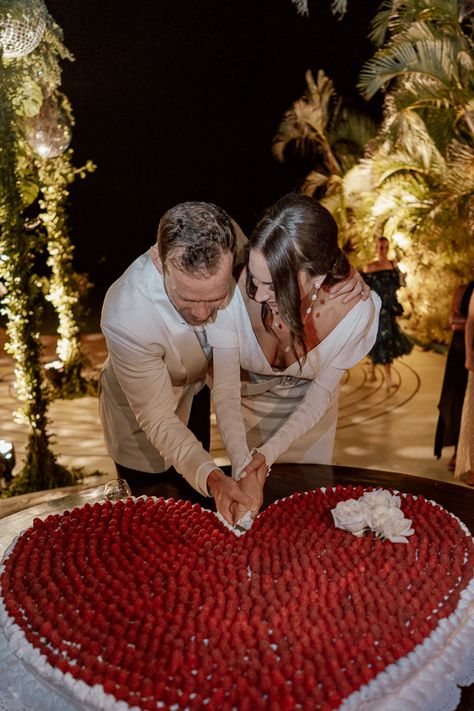 Wedding Cakes With Flowers Elegant, Wedding Cake Heart Shape, Wedding Cake Heart, Fairytale Wedding Ceremony, Wedding Facts, Wedding Cake Flower, Heart Shaped Wedding Cakes, Heart Wedding Cake, Large Wedding Cakes