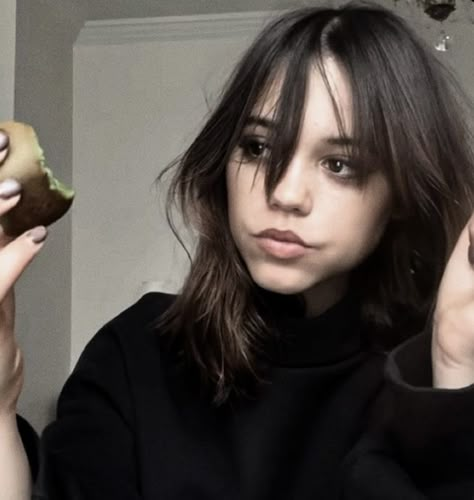 Jenna Ortega Eating, Ronaldo Photos, Jen Jen, Photo Logo Design, Anatomy Poses, Iconic Photos, Wednesday Addams, Jenna Ortega, Kiwi