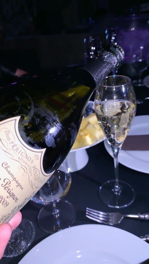 Don Perignon, Screen Wallpaper Iphone, Iphone Lock Screen Wallpaper, Friends Party Night, Wallpaper Lock Screen Wallpaper, Birthday Party Drinks, Dream Moon, Iphone Lock Screen, Lock Screen Wallpaper Iphone