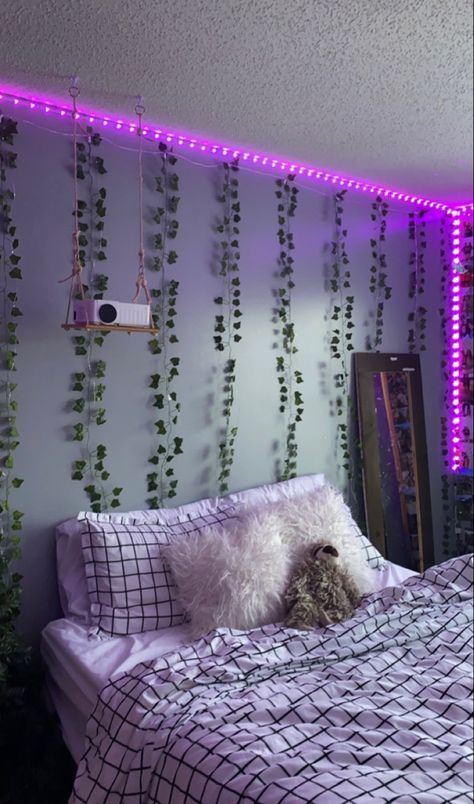 plain vines Bedroom Inspirations Diy, Vines In Bedroom, Bed In Middle Of Room, Declutter Room, Hypebeast Room Ideas, Hype Beast Bedroom, Aesthetic Bedroom Design, Black Room Decor, Natural Bedroom Decor