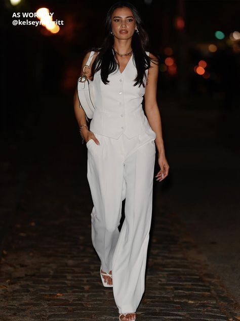 High-waisted full length trousers. Wide leg, slanted side pockets, belt loops, front pleating, jet pockets, and button and zipper closure. White Vest Outfit, Kelsey Merritt, Blazer And T Shirt, Business Chic, White Trousers, Vest White, Modest Fashion Outfits, Dress Trousers, White Outfits