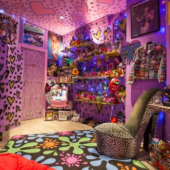 2000s Room Aesthetic, Y2k Maximalist, Emo Room, Maximalist Room, 2000s Room, Y2k Bedroom, Scene Room, Cool Room Decor, Colorful Apartment