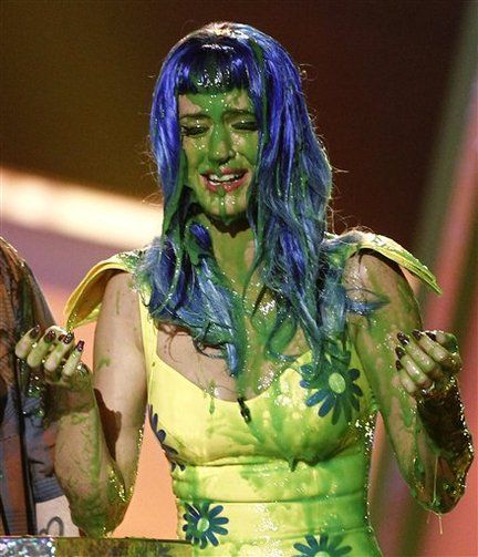 Katy Perry post-slime at the Kids Choice Awards 2010 Nickelodeon Awards, Katy Perry Birthday, Katy Perry Outfits, Nickelodeon Slime, Tattoo Font For Men, Katy Kat, Katy Perry Hot, Muddy Girl, Kids Choice Awards