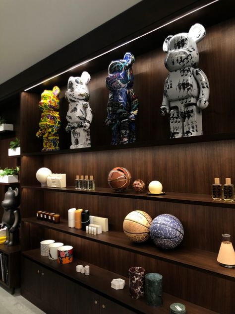 Bearbrick Home Decor, Bearbrick Interior Design, Bearbrick Decoration, Bearbrick Interior, Bearbrick Aesthetic, Street Style Decor, Bearbrick Decor, Collectors Room Ideas, Vintage Art Deco Interior