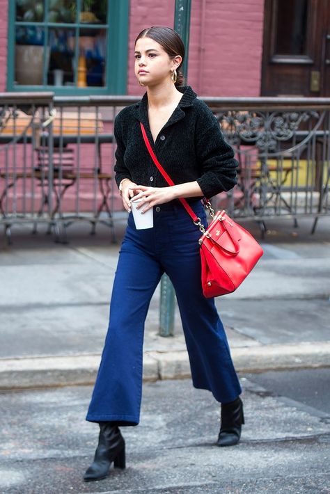 Selena Gomez Wore Fall's Most Popular Boot With a Special Pair of Pants Selena Gomez Street Style, Selena Gomez Outfits, Jeans Trend, Selena Gomez Style, Kick Flare Jeans, Red Purse, Red Handbag, Looks Street Style, Celebrity Street Style