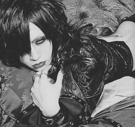 Art Promt, Visual Kei Bands, Tsuzuku Mejibray, Spider Monster, Kei Visual, Photographie Portrait Inspiration, Body Reference Poses, Human Poses Reference, The Embrace