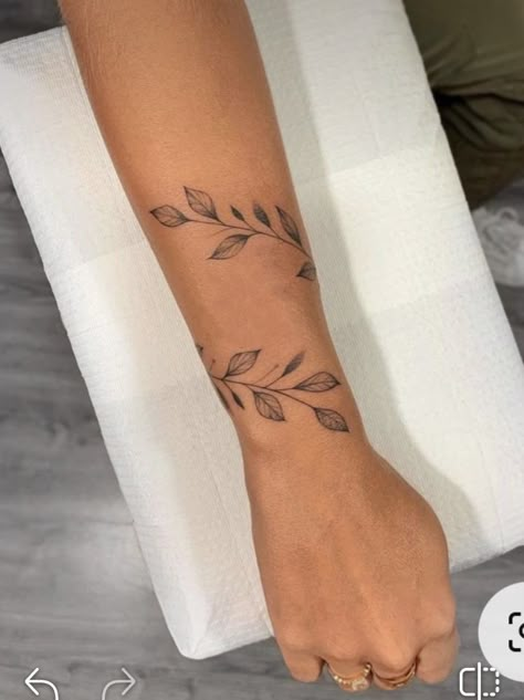 Photos Tattoo, Wrap Around Wrist Tattoos, Wrap Around Tattoo, Around Arm Tattoo, Wrap Tattoo, Pretty Hand Tattoos, Tattoo Ideas For Women, Feminine Tattoo, Cute Tattoos For Women