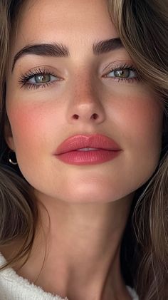 Doing Makeup Aesthetic, Natural Dewy Makeup Look, Parisian Makeup Look, Natural Dewy Makeup, Beautiful Makeup Ideas, Parisian Makeup, Natural Wedding Makeup Looks, Iconic Red Carpet Looks, Quick Makeup Routine