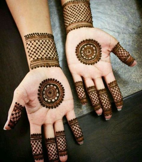 50 Easy And Simple Mehndi Designs For Beginners Step By Step! Mehndi Designs Finger, Beginners Henna, Henna Hand Designs, Easy Mehendi, Round Mehndi Design, Henne Tattoo, Simple Mehandi, Inai Pengantin, Palm Mehndi Design