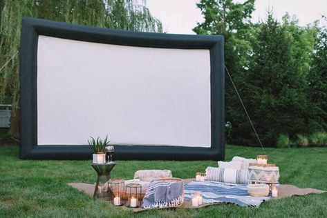 21 DIY Outdoor Movie Screen Ideas For A Magical Backyard Backyard Trellis, Diy Outdoor Movie Screen, Outdoor Projector Screen, Backyard Movie Theaters, Inflatable Movie Screen, Backyard Pool Parties, Outdoor Movie Theater, Outdoor Movie Night, Outdoor Movie Screen