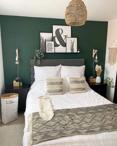 Bedroom Ideas and Designs - Your House Needs This Emerald Green Bedrooms, Green And White Bedroom, Green Bedroom Walls, Green Bedroom Decor, Sage Green Bedroom, Dekorasi Kamar Tidur, Green Walls, Bedroom Color Schemes, Redecorate Bedroom