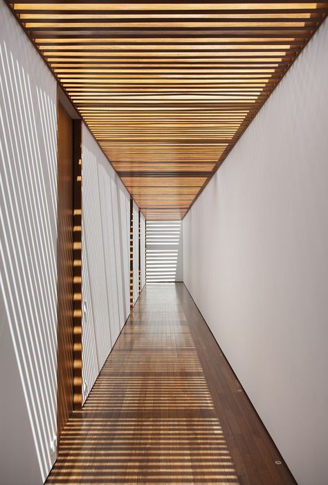 Sun, Shade and a Spectacular Courtyard: Contemporary AN House in Brazil Hotel Corridor, Corridor Design, Wood Screens, Plafond Design, Wooden Screen, Wooden Ceilings, Wood Ceilings, Space Decor, Mud Room